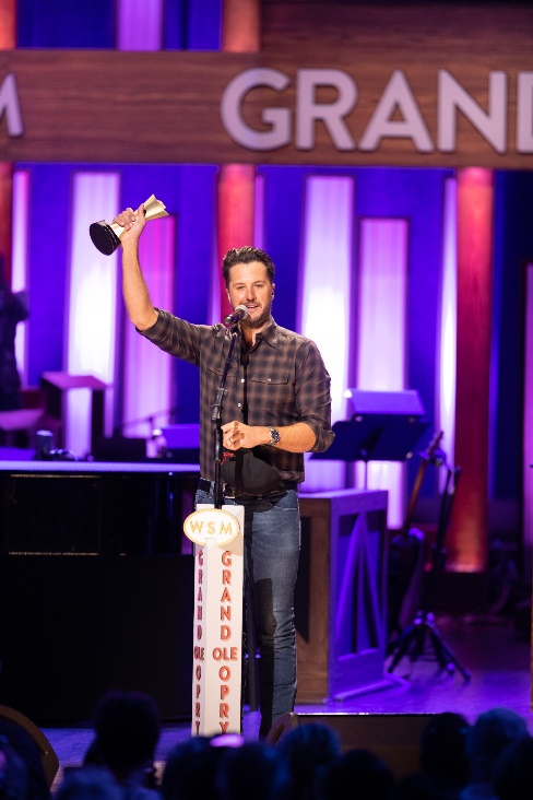 A person standing in front of a stage



Description automatically generated